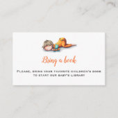 かわいい男の子が寝る赤ちゃんシャワーで本を持ってくる エンクロージャーカード (正面)