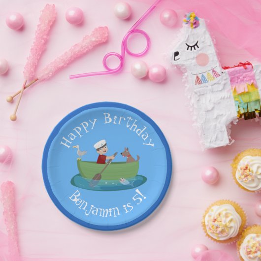 かわいい男の子のセーラーと犬のボートの漫画 ペーパープレート (パーティー)