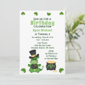 かわいい男の子ドラゴンとポットの金ゴールドアイルランド誕生日 招待状 (スタンド正面)