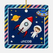 かわいい男の子宇宙飛行士の宇宙ロケットキッズルーム セラミックオーナメント (裏面)