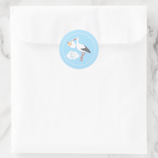 かわいい男の赤ちゃんのベビーシャワーのステッカーを運んでいるこうのとり ラウンドシール (バッグ)