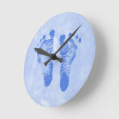 かわいい男の赤ちゃん足跡 ラウンド壁時計 (傾斜)