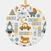 かわいい男の赤ちゃん車のおもちゃパターンと名前クリスマス セラミックオーナメント (正面)