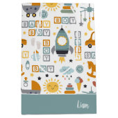 かわいい男の赤ちゃん車のおもちゃパターンと名前ベビーシャワー ミディアムペーパーバッグ (正面)