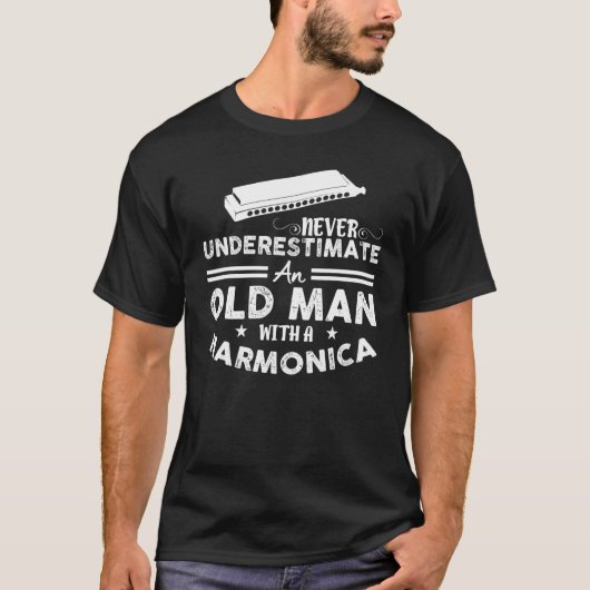 かわいい男はハーモニカを持つ男を決して過小評価しない Tシャツ (正面)