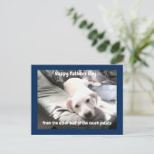 かわいい疲れた白犬のぶら下がったパパ姿の写真 シーズンポストカード (スタンド正面)