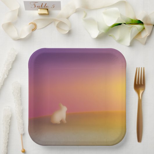 かわいい白いうさぎが草の丘に日の出に佇む ペーパープレート (ウェディング)