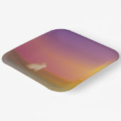 かわいい白いうさぎが草の丘に日の出に佇む ペーパープレート (傾斜あり)