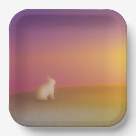 かわいい白いうさぎが草の丘に日の出に佇む ペーパープレート