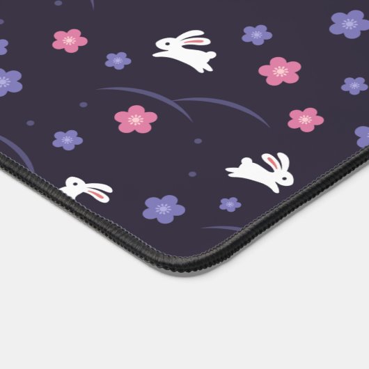 かわいい白いバニーウサギと花の模様 デスクマット (コーナー)