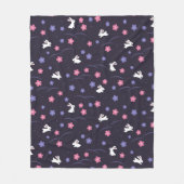 かわいい白いバニーウサギと花の模様 フリースブランケット (正面)