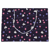 かわいい白いバニーウサギと花の模様 ラージペーパーバッグ (正面)