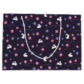 かわいい白いバニーウサギと花の模様 ラージペーパーバッグ (裏面)