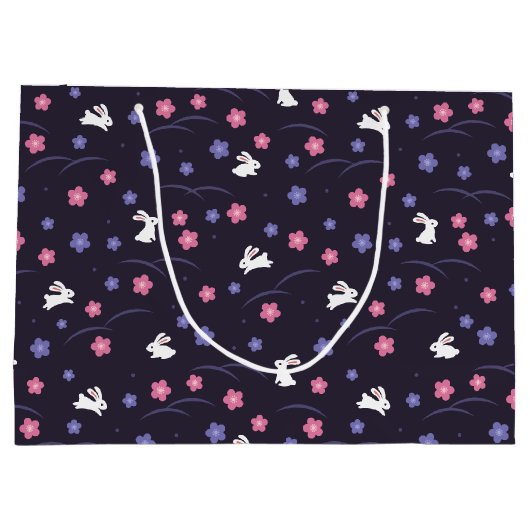 かわいい白いバニーウサギと花の模様 ラージペーパーバッグ (裏面)