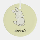 かわいい白いバニーパーソナライズされたの名前イエロー ガラスオーナメント (裏面)