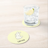 かわいい白いバニーパーソナライズされたの名前イエロー ラウンドペーパーコースター (インサイチュ)