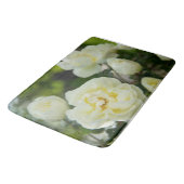 かわいい白いバラ前向きの バスマット (アングル)