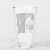 かわいい白いパパミックスを抱きしめた犬のラブラドールの写真 タンブラーグラス (裏面)