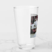 かわいい白いパパミックスを抱きしめた犬のラブラドールの写真 タンブラーグラス (右)