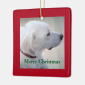 かわいい白いラブラドールミックス犬プロフィール赤いクリスマス セラミックオーナメント (左)