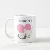 かわいい白い子ネコが寝る コーヒーマグカップ (左)