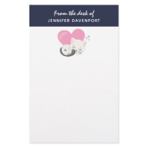 かわいい白い子ネコが寝る