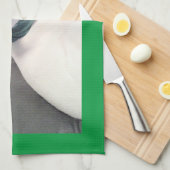 かわいい白い子犬が緑のスカーフを巻く キッチンタオル (四つ折り)