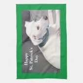 かわいい白い子犬が緑のスカーフを巻く キッチンタオル (縦)