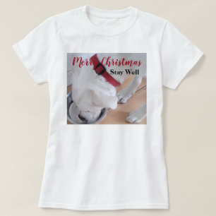 かわいい白い子犬の飲み水赤いクリスマス Tシャツ