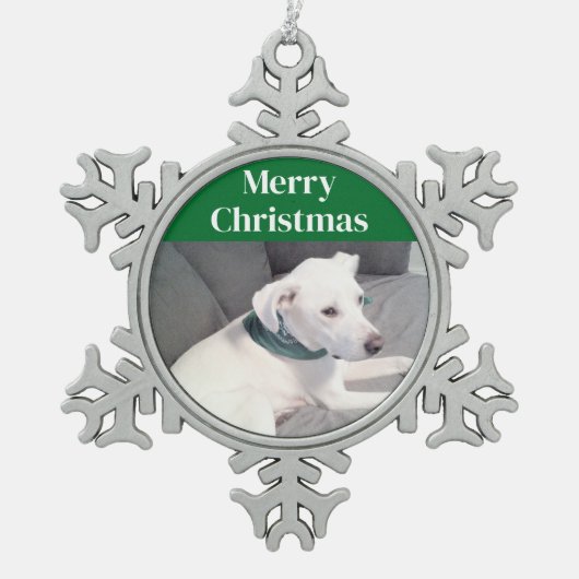 かわいい白い子犬グリーンスカーフを着てフェスティバル スノーフレークピューターオーナメント (正面)