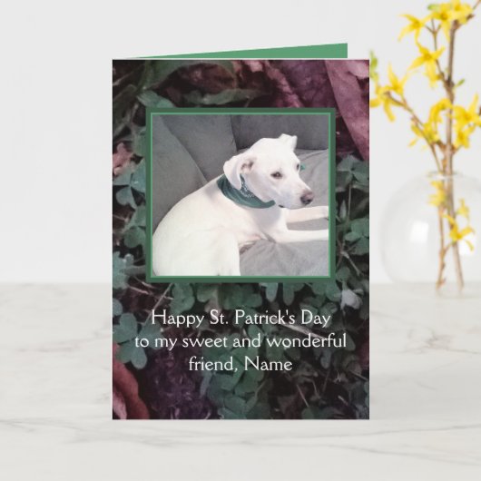 かわいい白い子犬St. Patrick's Day Green カード (黄色い花)