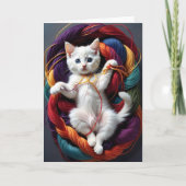 かわいい白い子猫が糸の玉の上で遊ぶブランク カード (正面)