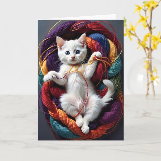 かわいい白い子猫が糸の玉の上で遊ぶブランク カード (黄色い花)