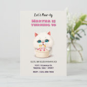 かわいい白い子猫とお誕生日ケーキ パーソナライズされた 招待状 (スタンド正面)