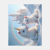 かわいい白い子猫とベビーユニコーン フリースブランケット (正面)