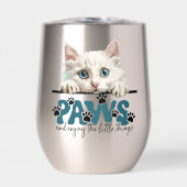 かわいい白い子猫の手足楽しむと (正面)