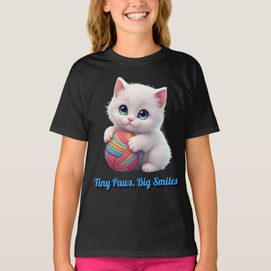 かわいい白い子猫の毛糸のボール 小さな肉球 大きな笑顔 Tシャツ (正面)