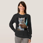 かわいい白い子猫を持つ女性用Tシャツブラック Tシャツ (正面フル)