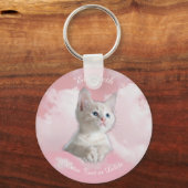 かわいい白い子猫ピンクの空の雲の名前、追加文字 キーホルダー (正面)