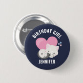 かわいい白い猫とピンクのハート誕生日女の子 缶バッジ (正面&裏面)