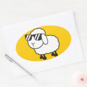 かわいい白い羊の漫画 楕円形シール (封筒)