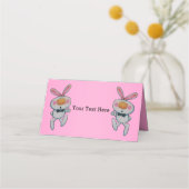 かわいい白うさぎ親指の蝶タイピンク プレイスカード (裏面)