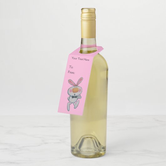 かわいい白ウサギ オレンジ色の鼻 親指を立てる ピンク ボトルネックタグ (アングル)