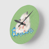 かわいい白シリアのハムスターのアクセサリー、緑のポルカ ラウンド壁時計 (傾斜)
