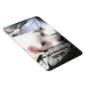 かわいい白犬のぶら下がったパパ姿の写真 マグネット (右側)