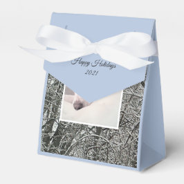 かわいい白犬の冬の雪の日の写真 フェイバーボックス