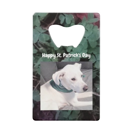 かわいい白犬の緑のシャムロッククローバーの写真 クレジットカード栓抜き (正面)