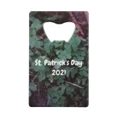 かわいい白犬の緑のシャムロッククローバーの写真 クレジットカード栓抜き (裏面)