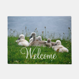 かわいい白鳥のベビーの歓迎 ドアマット