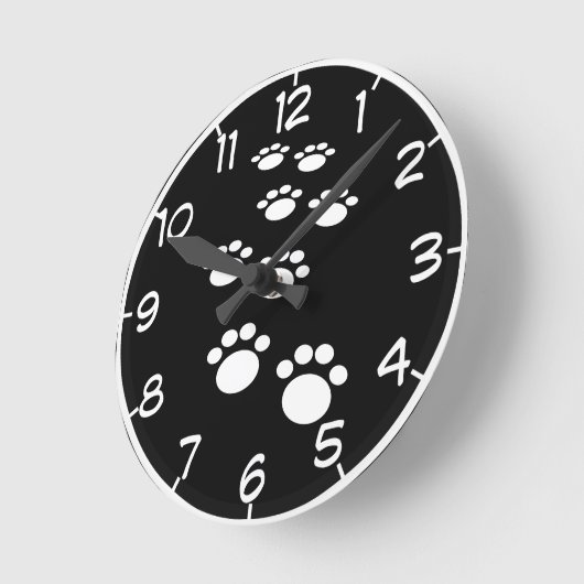 かわいい白黒の漫画ペットの前足トレイル ラウンド壁時計 (傾斜)